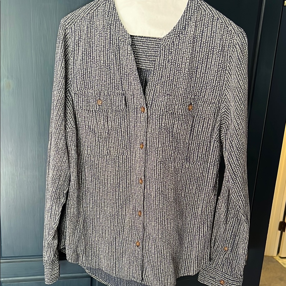 LLBean navy print blouse. Size medium in excellent preowned condition.